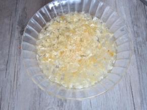 把银耳剪成碎片，越碎出胶越好。用冷水泡2个小时。