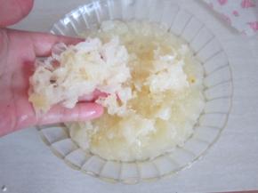 泡好的银耳很滑。