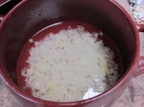 银耳洗净到入砂锅中。