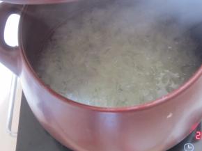 先开大火煮沸再转小火炖煮1小时，过程要保持锅内微沸的状态。