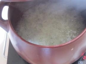 先开大火煮沸再转小火炖煮1小时，过程要保持锅内微沸的状态。