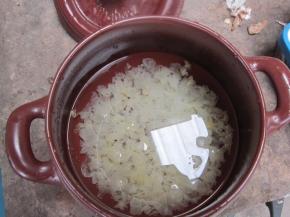 加入两大碗水，一般水量是银耳的2倍即可。