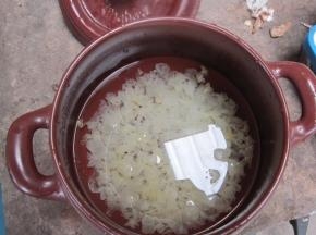 加入两大碗水，一般水量是银耳的2倍即可。