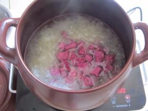 1小时过后加入切好的紫薯块煮10分钟。