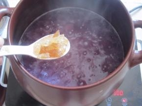 最后加入冰糖拌至融化，撒入枸杞即可出锅享用。