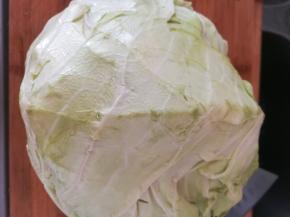 ，一个大包菜，洗净备好。