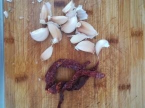 大蒜辣椒备好。辣椒用冷水浸泡一下，这样不会炸糊。