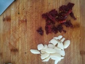 大蒜拍扁去皮。辣椒切段。