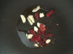 热锅凉油，放入大蒜和辣椒煸香。