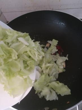 倒入包菜翻炒