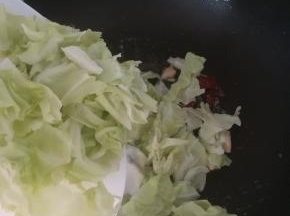 倒入包菜翻炒