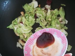 包菜变软之后，加入一点蚝油。