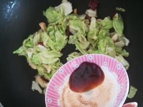 包菜变软之后，加入一点蚝油。