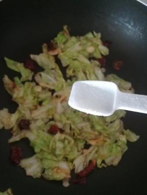 加入，一点食盐，翻炒均匀。即可。