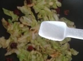 加入，一点食盐，翻炒均匀。即可。