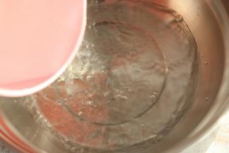 电蒸锅内加入适量水。