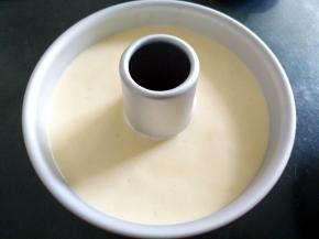 将蛋糕糊倒入6寸中空模具，用力震几下