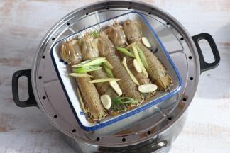 水开后，将虾放入锅中，盖上锅盖。