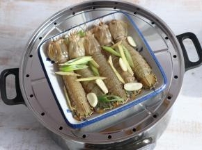 水开后，将虾放入锅中，盖上锅盖。