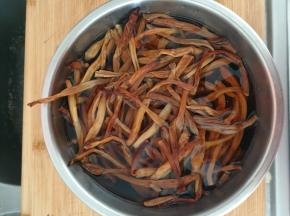 。黄花菜冷水泡发。多换几次水。