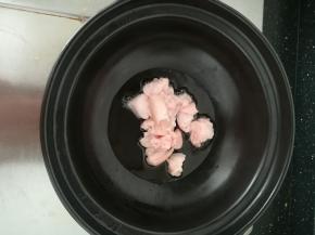 砂锅放油，先放入肥肉，煸炒。