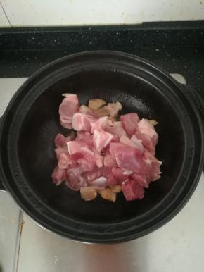 加入瘦肉部分翻炒均匀。