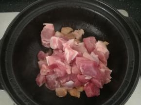 加入瘦肉部分翻炒均匀。