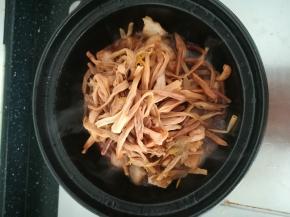 放入泡发的黄花菜