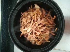 放入泡发的黄花菜