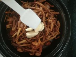 加入食盐，炖煮五六分钟即可。