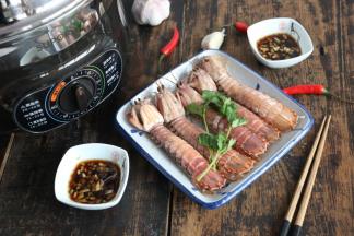 用蒜末、香油、盐、生抽调一碗料汁，接下来就可以享受美味啦！