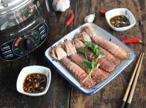 用蒜末、香油、盐、生抽调一碗料汁，接下来就可以享受美味啦！