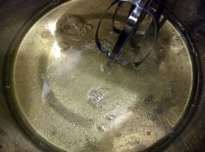蛋清和30克糖放入无水无油无蛋黄的盆里，高速打发
