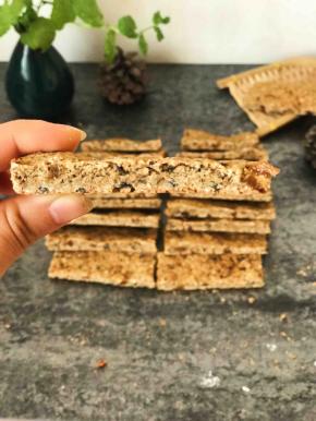 看，满满的燕麦，黑白芝麻，还有烤红了的葡萄干！咬一口，越吃越香，越嚼越有劲