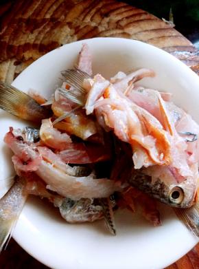 小黄鱼从脊背处一剥为二，剃掉骨头剩鱼头和鱼骨