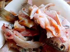 小黄鱼从脊背处一剥为二，剃掉骨头剩鱼头和鱼骨