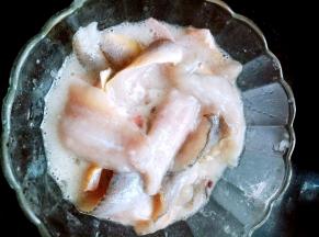 鱼肉片用蛋清、料酒、少许盐、淀粉抓腌5、6分钟待用