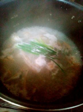 加入开水（一定要开水啊），放葱姜料酒炖10分钟至鱼汤奶白