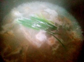 加入开水（一定要开水啊），放葱姜料酒炖10分钟至鱼汤奶白