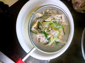 用滤网滤出鱼汤备用