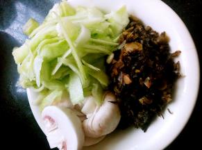 忘拍一步了，300克左右食用油大火加热放入腌好的黄鱼片，定型了再用筷子反面煎至变色滤油出锅备用