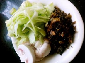 忘拍一步了，300克左右食用油大火加热放入腌好的黄鱼片，定型了再用筷子反面煎至变色滤油出锅备用