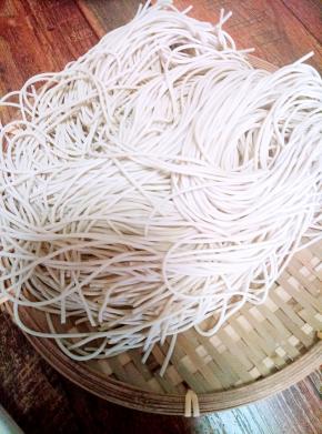 锅内放水煮面至软，另起一锅放少许食用油煸炒葱姜再放入雪菜蘑菇等煸炒再放入备好的鱼汤放入盐少许糖调味加盖煨3分钟