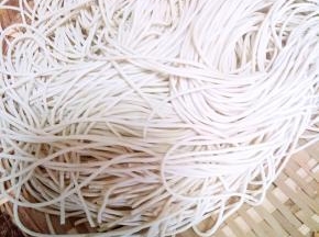 锅内放水煮面至软，另起一锅放少许食用油煸炒葱姜再放入雪菜蘑菇等煸炒再放入备好的鱼汤放入盐少许糖调味加盖煨3分钟
