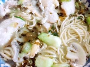 最后挑入煮软的面1分钟出锅，鲜到掉眉毛的黄鱼面开吃！