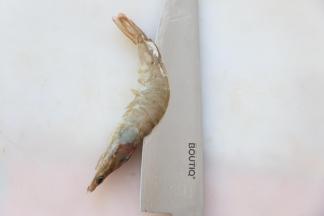 虾处理干净后，用刀切开虾背，记住不要切透。