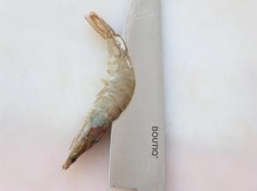 虾处理干净后，用刀切开虾背，记住不要切透。
