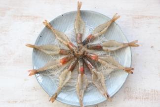 泡软的粉丝放在盘底，将虾依次摆在粉丝上面。