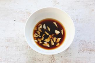 大蒜切末、加入料酒、蒸鱼豉油、盐、糖，调成料汁。