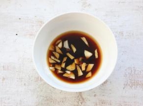 大蒜切末、加入料酒、蒸鱼豉油、盐、糖，调成料汁。
